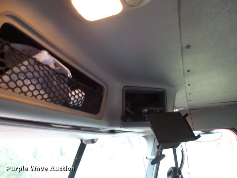 image for item AV9868 2006 Freightliner Columbia semi truck