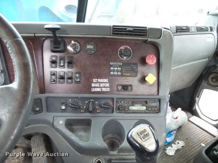 image for item AV9868 2006 Freightliner Columbia semi truck