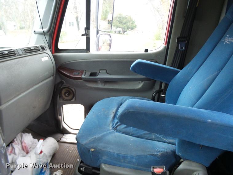 image for item AV9868 2006 Freightliner Columbia semi truck