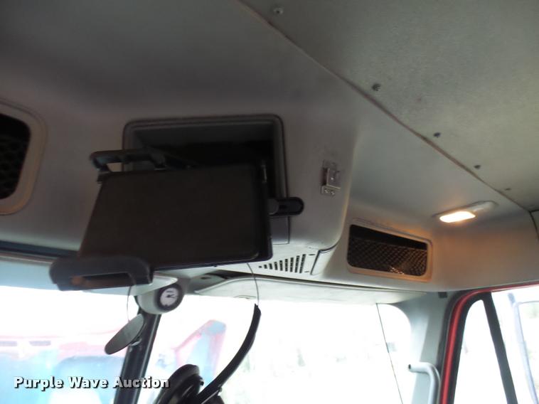 image for item AV9868 2006 Freightliner Columbia semi truck