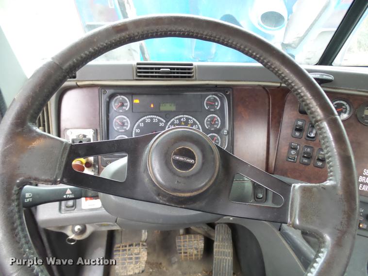 image for item AV9868 2006 Freightliner Columbia semi truck