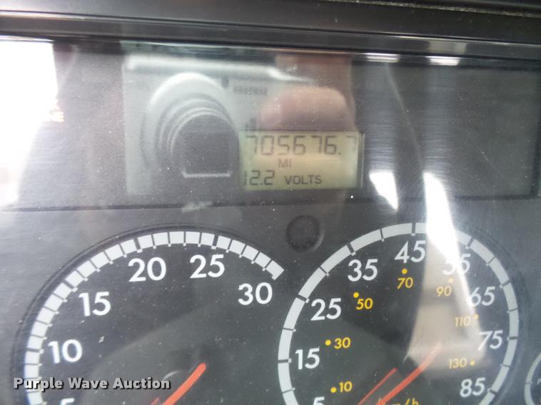 image for item AV9868 2006 Freightliner Columbia semi truck