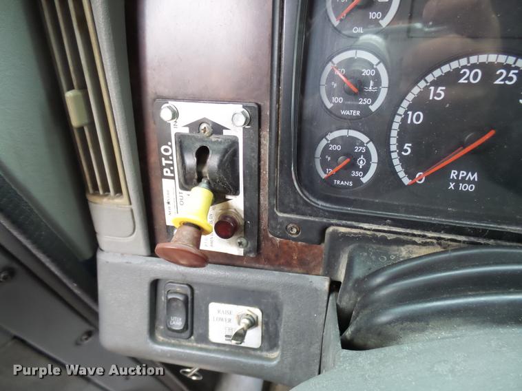 image for item AV9868 2006 Freightliner Columbia semi truck