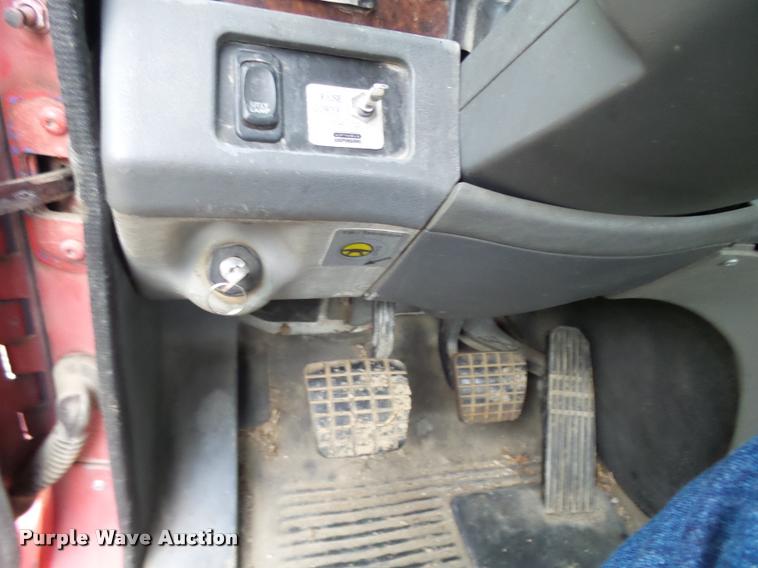 image for item AV9868 2006 Freightliner Columbia semi truck