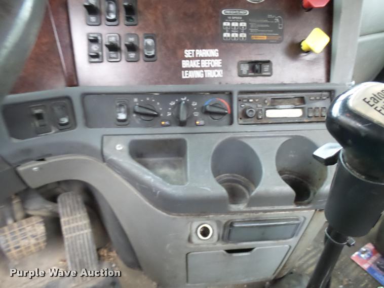 image for item AV9868 2006 Freightliner Columbia semi truck