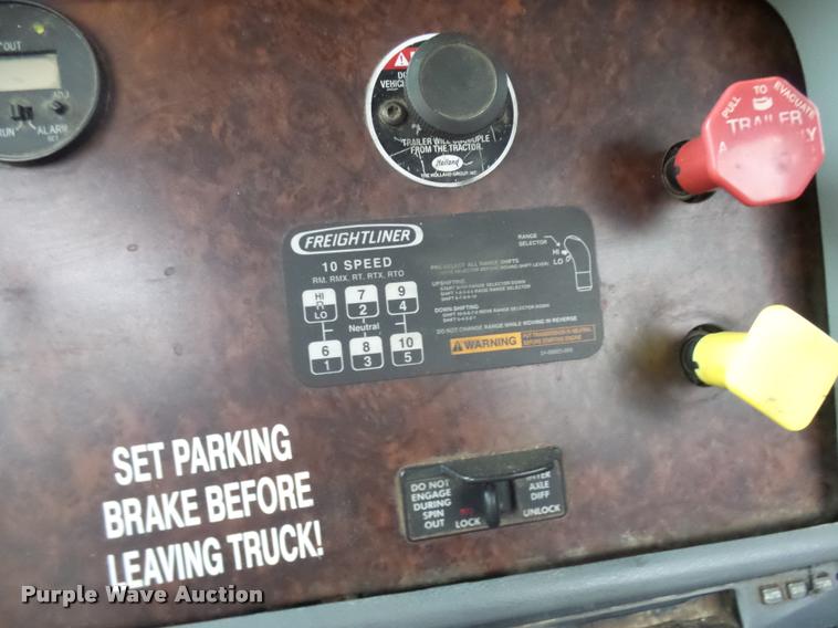 image for item AV9868 2006 Freightliner Columbia semi truck