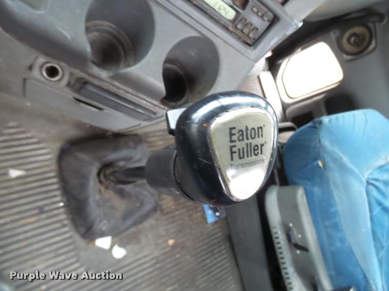 image for item AV9868 2006 Freightliner Columbia semi truck