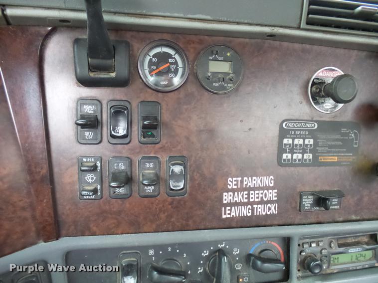 image for item AV9868 2006 Freightliner Columbia semi truck