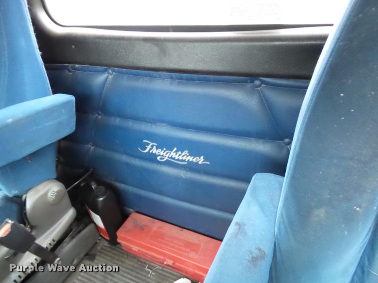 image for item AV9868 2006 Freightliner Columbia semi truck