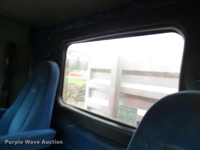 image for item AV9868 2006 Freightliner Columbia semi truck