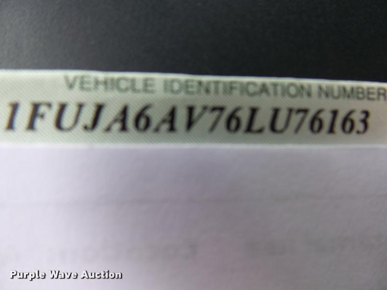 image for item AV9868 2006 Freightliner Columbia semi truck