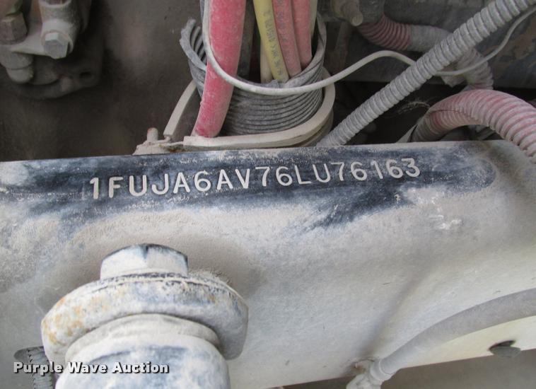 image for item AV9868 2006 Freightliner Columbia semi truck