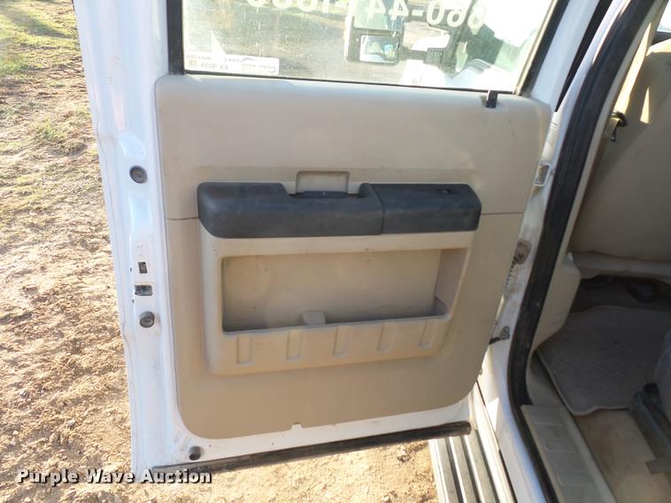 image for item AX9039 2008 Ford F350 Super Duty Crew Cab flatbed pickup truck