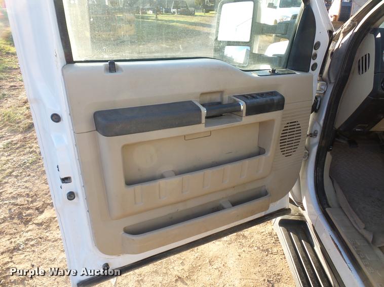 image for item AX9039 2008 Ford F350 Super Duty Crew Cab flatbed pickup truck