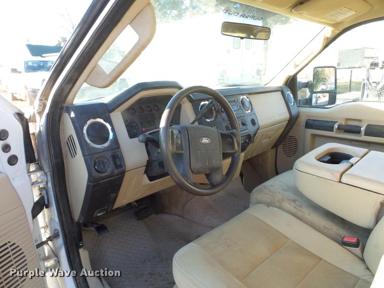 image for item AX9039 2008 Ford F350 Super Duty Crew Cab flatbed pickup truck