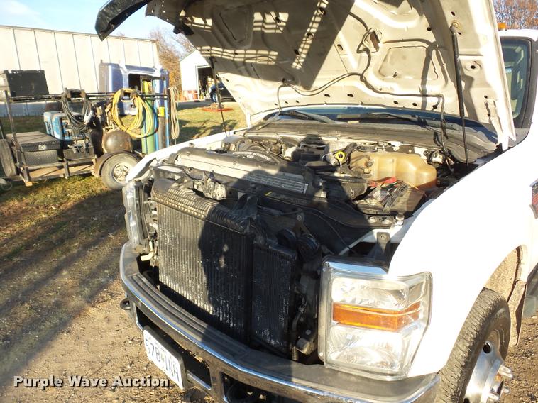image for item AX9039 2008 Ford F350 Super Duty Crew Cab flatbed pickup truck