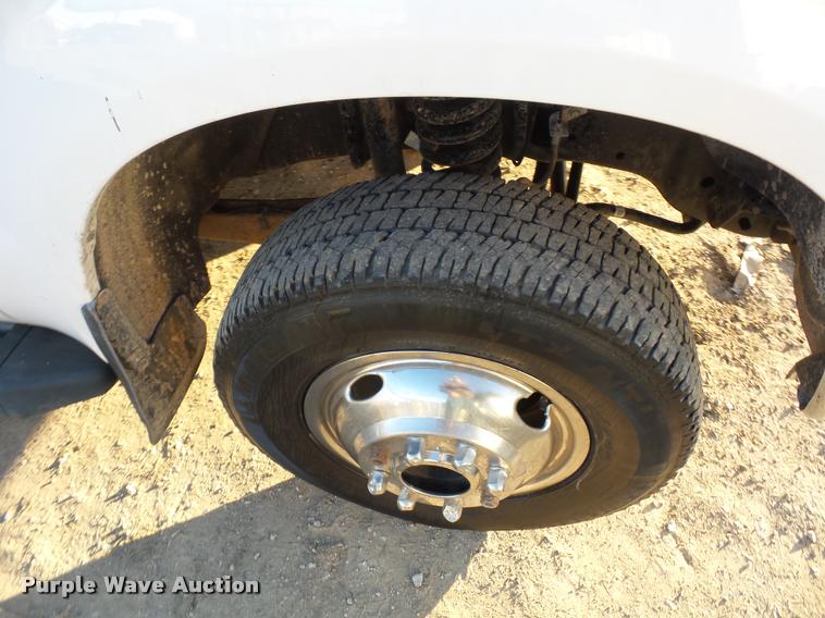 image for item AX9039 2008 Ford F350 Super Duty Crew Cab flatbed pickup truck