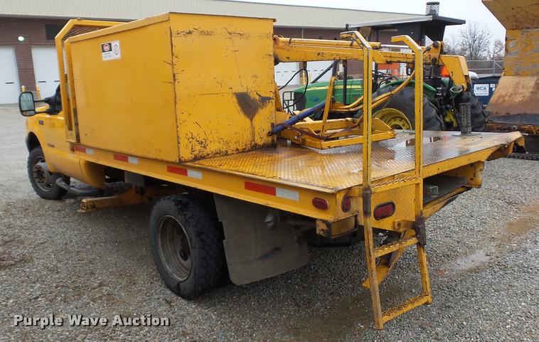 image for item BG9520 2001 Ford F550 flatbed truck