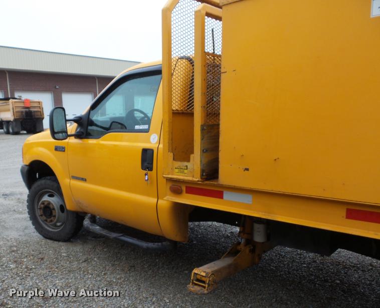 image for item BG9520 2001 Ford F550 flatbed truck