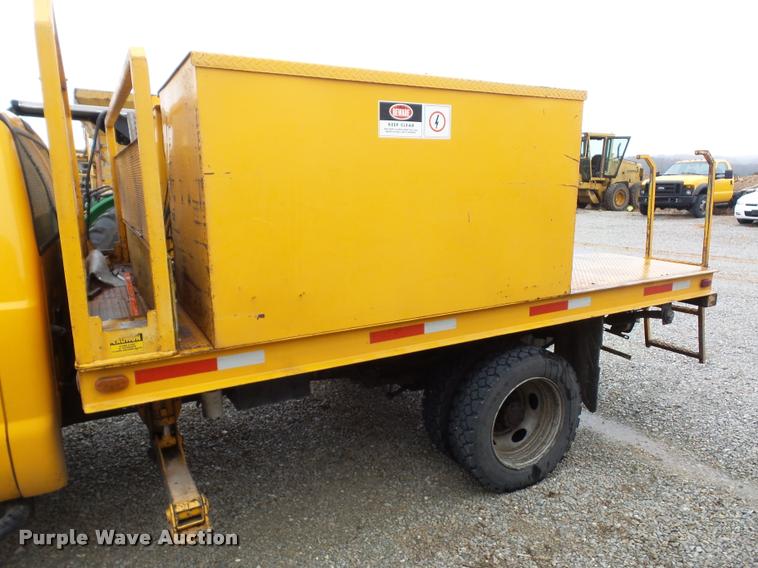 image for item BG9520 2001 Ford F550 flatbed truck