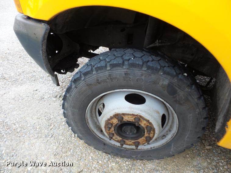 image for item BG9520 2001 Ford F550 flatbed truck