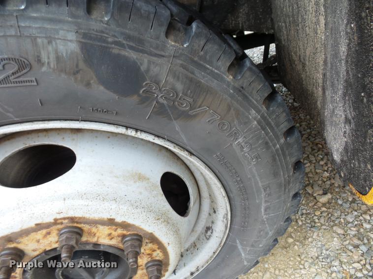 image for item BG9520 2001 Ford F550 flatbed truck