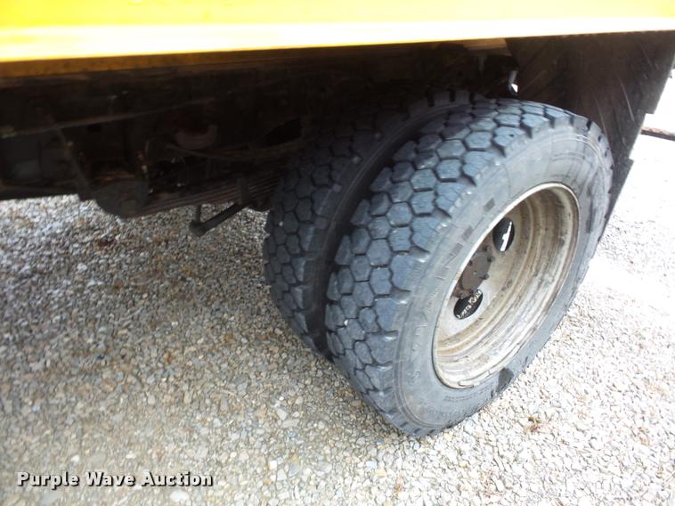 image for item BG9520 2001 Ford F550 flatbed truck