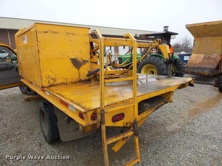 image for item BG9520 2001 Ford F550 flatbed truck