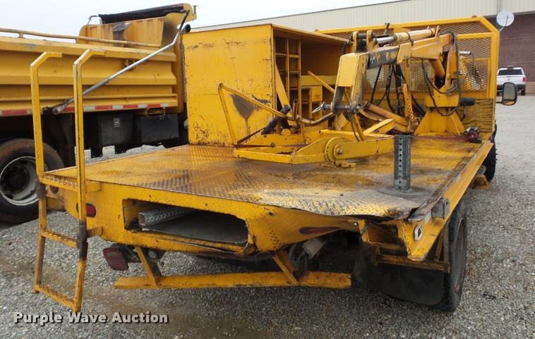 image for item BG9520 2001 Ford F550 flatbed truck