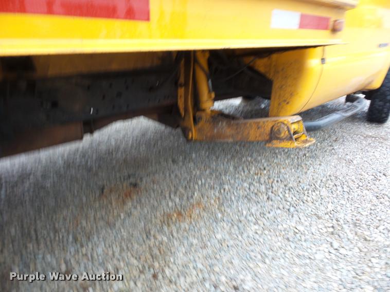 image for item BG9520 2001 Ford F550 flatbed truck