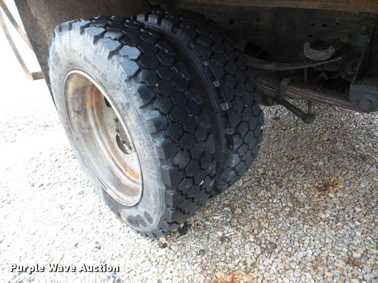 image for item BG9520 2001 Ford F550 flatbed truck