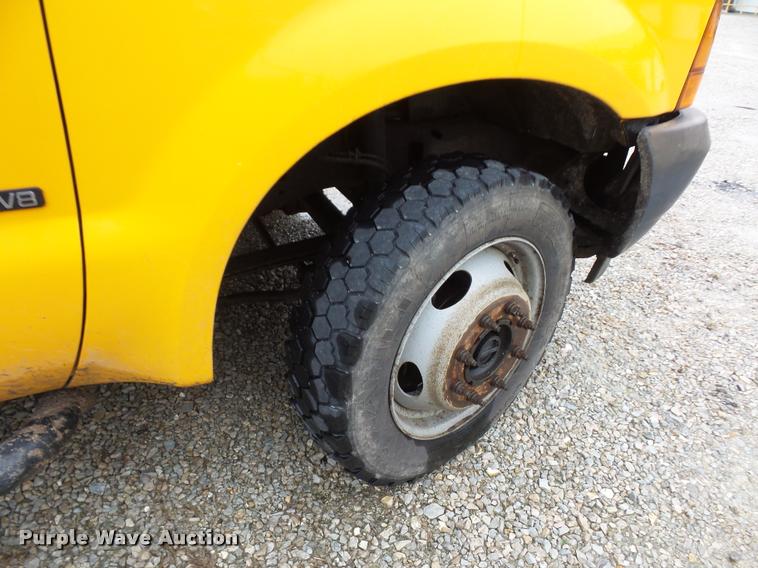 image for item BG9520 2001 Ford F550 flatbed truck