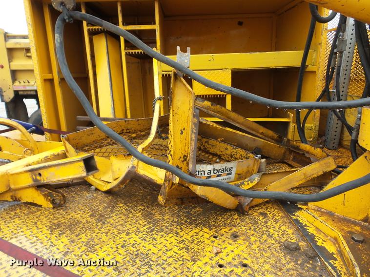 image for item BG9520 2001 Ford F550 flatbed truck