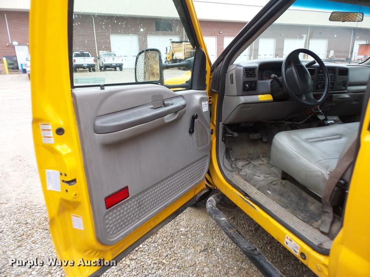 image for item BG9520 2001 Ford F550 flatbed truck