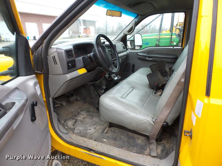 image for item BG9520 2001 Ford F550 flatbed truck