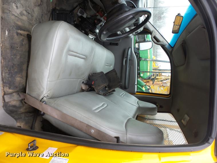 image for item BG9520 2001 Ford F550 flatbed truck