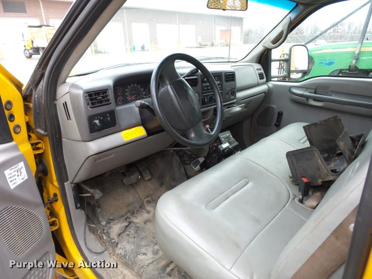 image for item BG9520 2001 Ford F550 flatbed truck