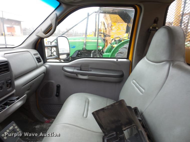 image for item BG9520 2001 Ford F550 flatbed truck