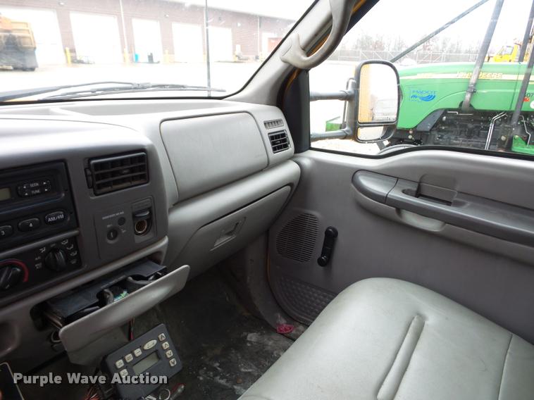 image for item BG9520 2001 Ford F550 flatbed truck