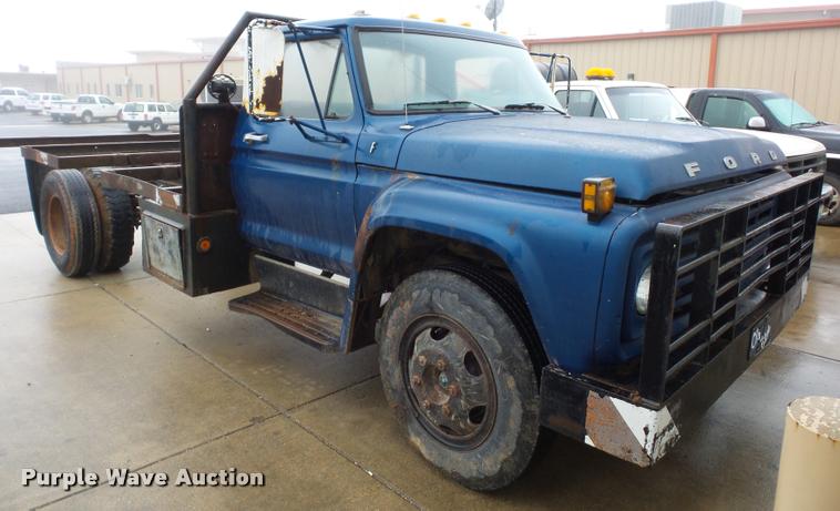 image for item BG9532 1977 Ford F600 truck cab and chassis