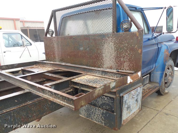 image for item BG9532 1977 Ford F600 truck cab and chassis