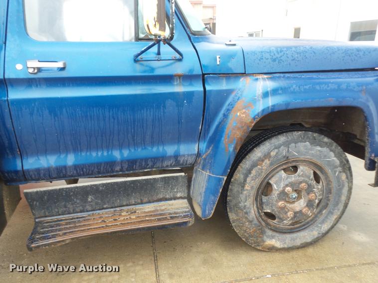image for item BG9532 1977 Ford F600 truck cab and chassis