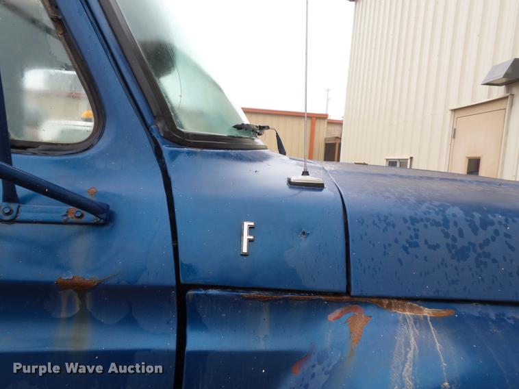 image for item BG9532 1977 Ford F600 truck cab and chassis