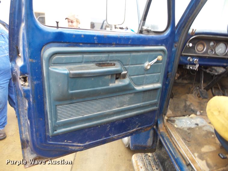 image for item BG9532 1977 Ford F600 truck cab and chassis
