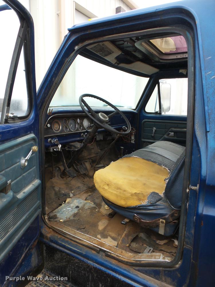 image for item BG9532 1977 Ford F600 truck cab and chassis