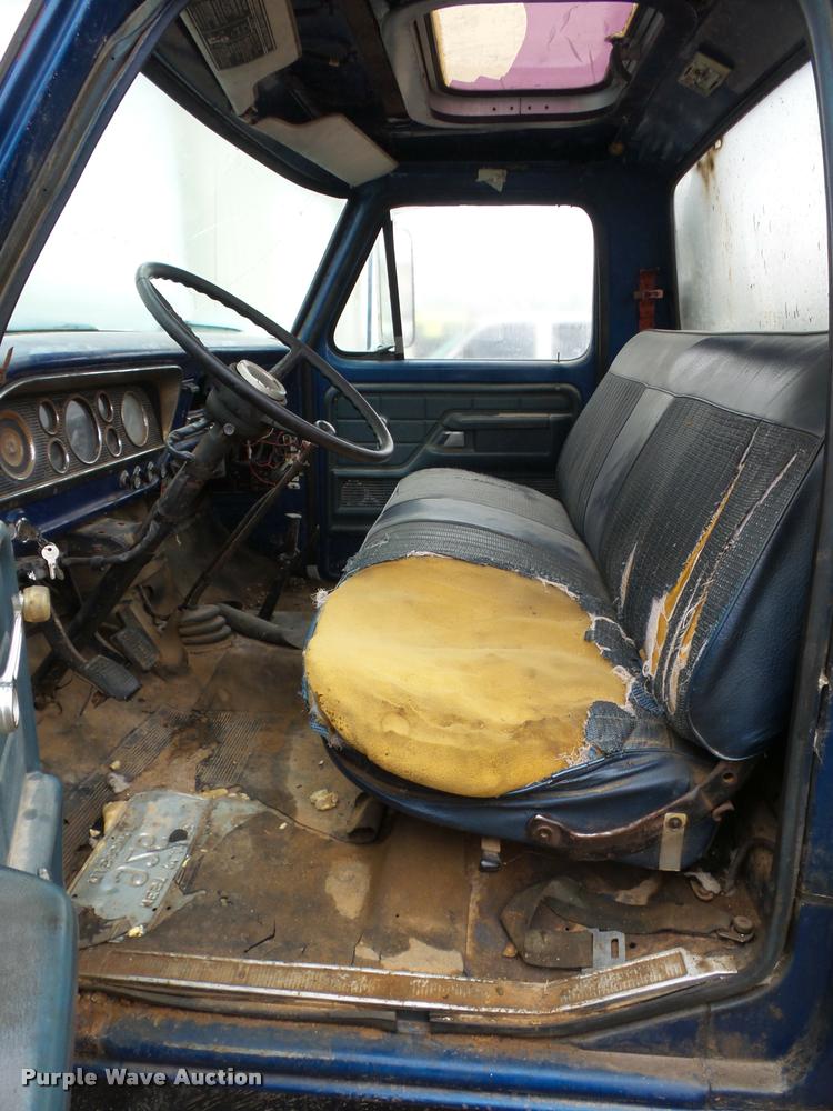 image for item BG9532 1977 Ford F600 truck cab and chassis
