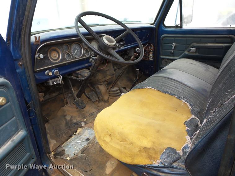 image for item BG9532 1977 Ford F600 truck cab and chassis