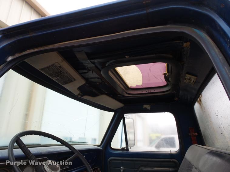 image for item BG9532 1977 Ford F600 truck cab and chassis