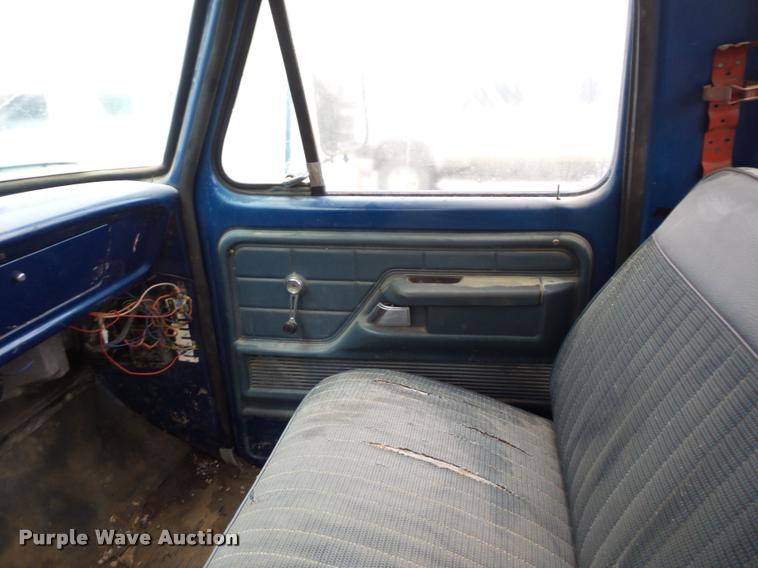 image for item BG9532 1977 Ford F600 truck cab and chassis