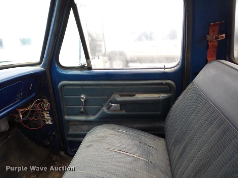 image for item BG9532 1977 Ford F600 truck cab and chassis